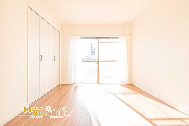 【洋室6帖】バルコニーに直結した開放的であたたかな光を感じることができる洋室は寝室やお子様のお部屋など用途によっても充実の快適空間をもたらしてくれます。 