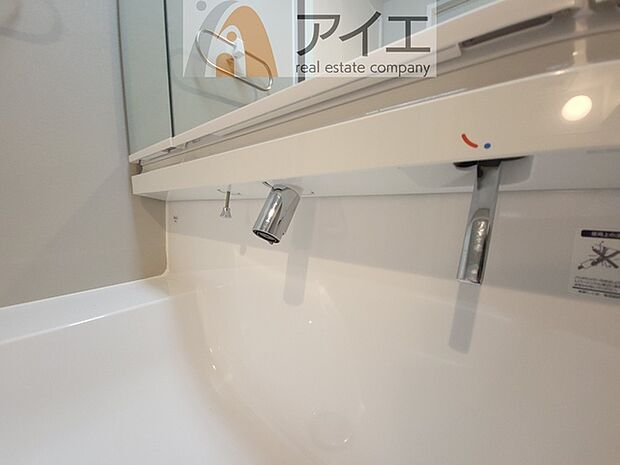 【施工例】三面鏡にハンドシャワー付き、使いやすい洗面台