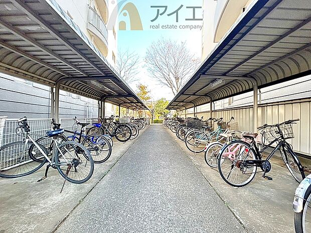 広々スペースの駐輪場はご家族の自転車を置くことができます
