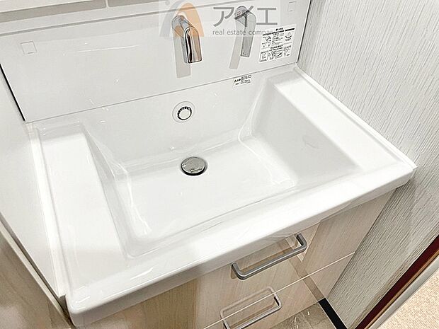 三面鏡にハンドシャワー付き、使いやすい洗面台