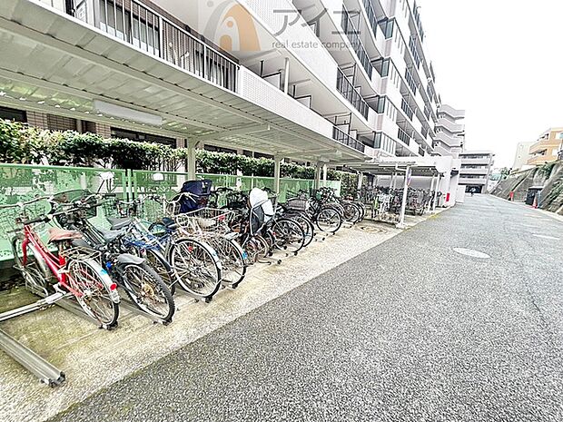 広々スペースの駐輪場はご家族の自転車を置くことができます