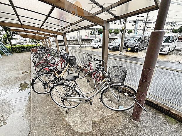 広々スペースの駐輪場はご家族の自転車を置くことができます