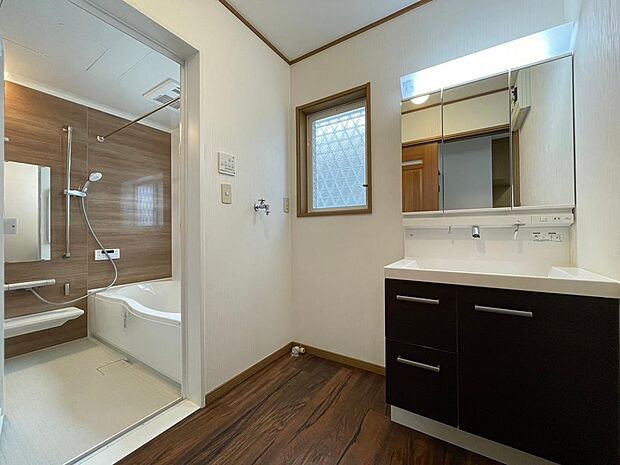 シャワー付水栓で洗面台でのシャンプーや毎日の掃除に大変便利ですね♪洗面所にはもちろん窓がついているので、換気が出来て、外の新鮮な空気が取り込めて気持ちいいです♪