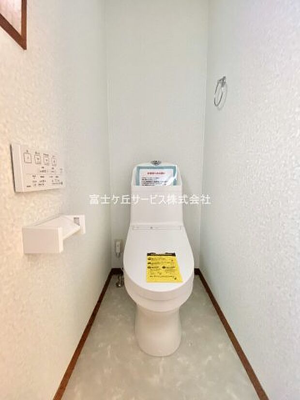 落ち着いた色調のトイレです