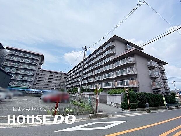 昭和48年10月建築。総戸数229戸、地上9階建てのマンションです。阪急総持寺駅より徒歩13分と便利な立地です♪