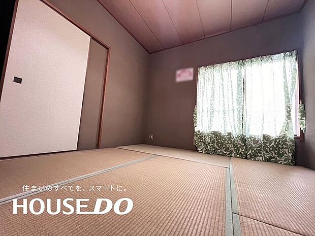 和室には窓が2ヶ所あり、明るく過ごしやすいお部屋となっております♪