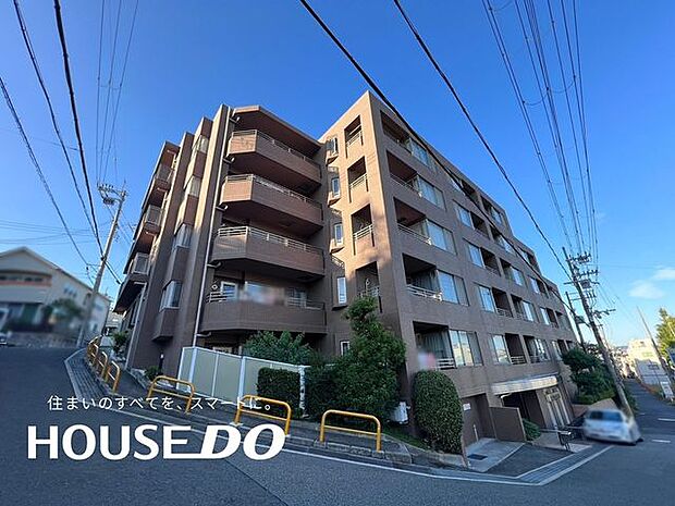 平成11年3月建築。総戸数27戸、地上5階建てのマンションです。大阪モノレール彩都線 公園東口駅より徒歩9分と便利な立地です♪