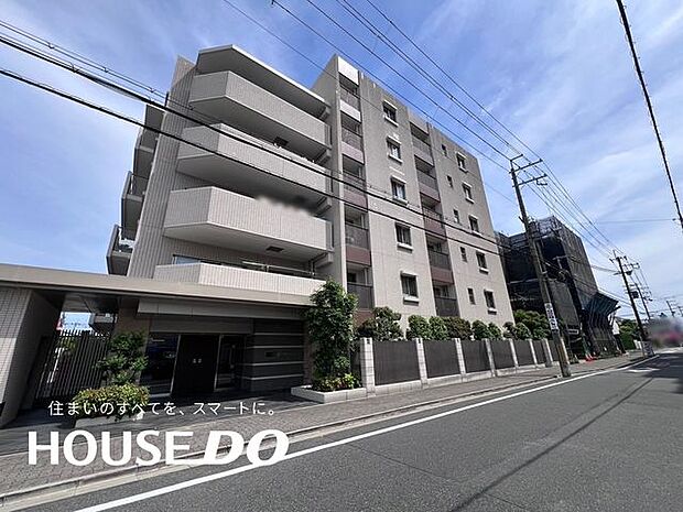 平成19年8月建築。総戸数58戸、地上6階建てのマンションです。阪急高槻市駅より徒歩13分と便利な立地です♪
