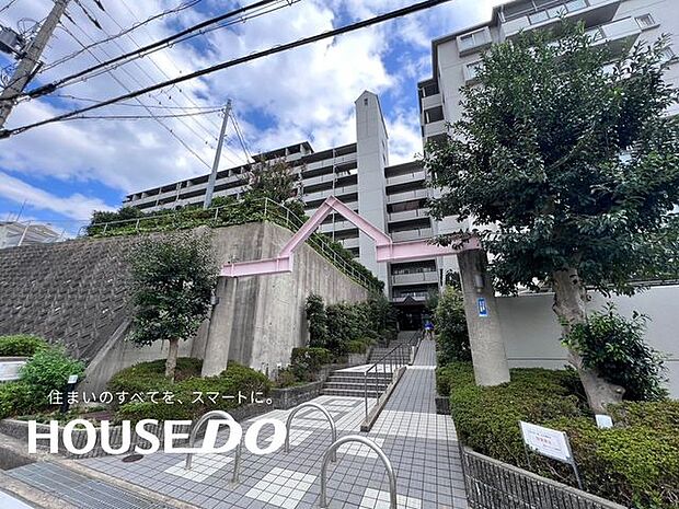 平成元年3月建築。総戸数86戸、地上11階建てのマンションです。JR摂津富田駅よりバス乗車8分「上土室」下車　徒歩4分と便利な立地です♪