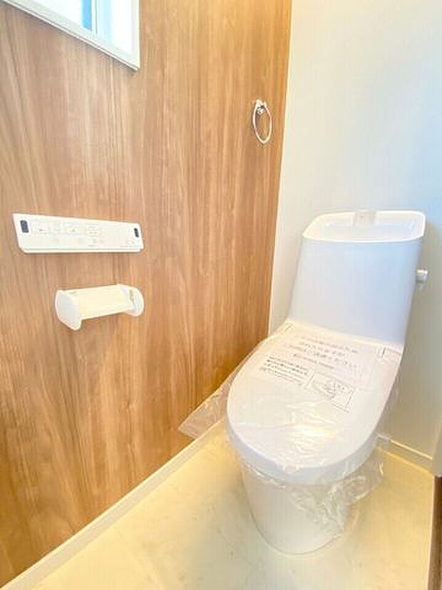 清潔感のある白で統一したトイレ♪トイレットペーパーホルダーには落ち着きのあるシルバーを採用◎水洗スイッチを壁付けにした事でより一層スタイリッシュな空間に♪