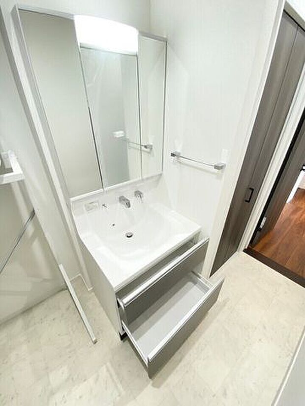 洗面化粧台の鏡の裏は洗面グッズやドライヤーなどを収納できるスペースがあります♪洗面化粧台下部の収納スペースもあるので生活感を隠してスッキリ魅せる◎
