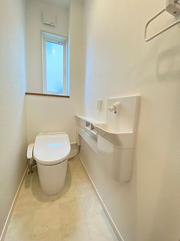 スタイリッシュなデザインでおしゃれな空間にしても、黒ずみや水垢などの汚れがあると台無しです。タンクレストイレは、設計段階で汚れにくさを考えて作られています。また、毎月の水道代の節約にもつながります。