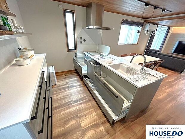 レンジ下やキッチンカウンターの下部は、調理器具や調味料などがすっぽり収まり、出し入れも簡単なスライド収納となっています。