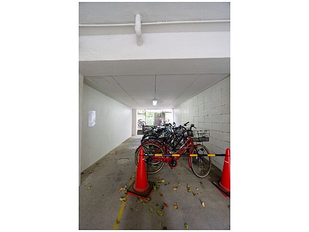 雨風を気にせず、安心して自転車をとめられる屋内駐輪場♪