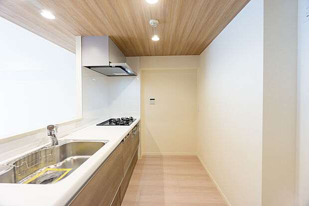 使いやすくスタイリッシュなカウンターキッチンは床下収納付き♪収納力と解放感を併せ持つキッチンスペースです。