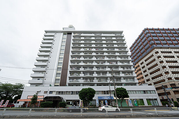 「鮫洲」駅まで徒歩6分。都市機能の利便性を感じられる立地に建つマンションです。