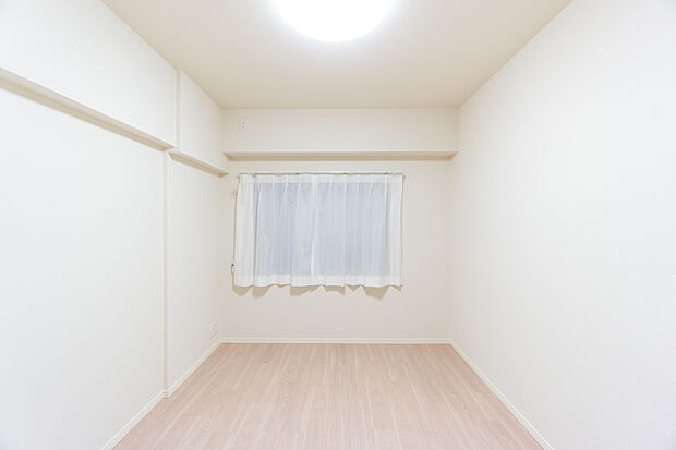 落ち着きのある柔らかな色調のお部屋。一日の疲れを癒す安らぎの空間です。