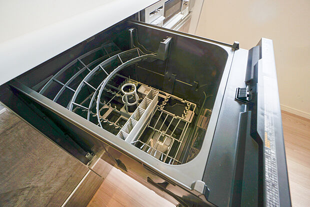 日々の家事の負担を軽減させる、食器洗浄機付きのキッチンです♪光熱費も安くなり、一石二鳥ですね。