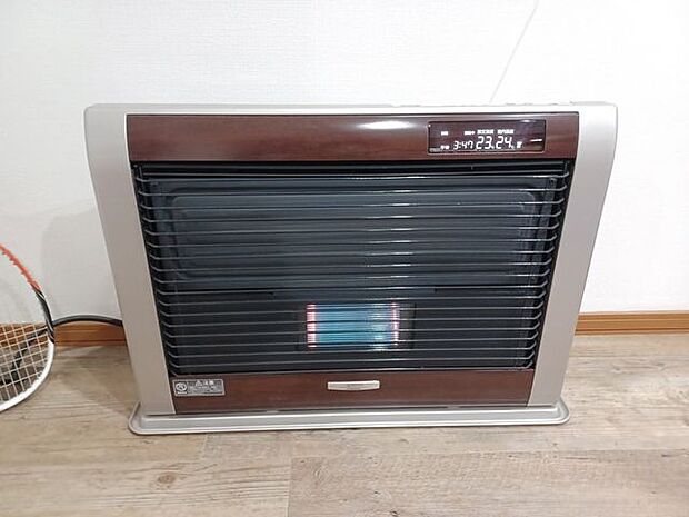 ◆暖房機◆ストーブ付きで北海道の寒い冬にも安心♪シンプルなデザインでお部屋全体を暖かくしてくれます！操作もしやすので手軽に温度調節可能☆コンパクトで場所をとらないのは嬉しいポイントですね♪