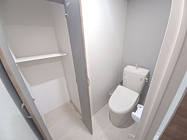 ◆温水洗浄便座付きトイレです♪◆衛生的で快適なトイレの利用を提供し、多くの人にとって日常の生活を向上させる便利な機能となっています！収納スペースもあります♪リモコン付きで操作も楽々☆
