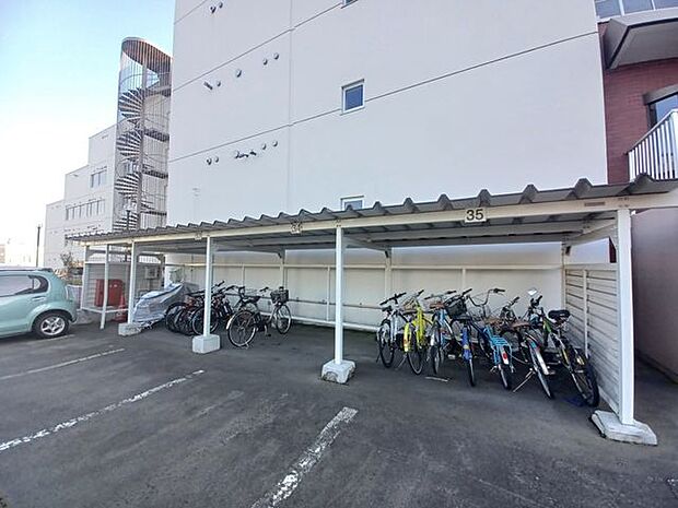 ◆駐輪場◆屋根付きの駐輪場があるため、自転車の保管も、安全に行うことができます！！盗難や損傷のリスクも低くすることができます♪充実したサイクリングライフを送ることも可能になります☆
