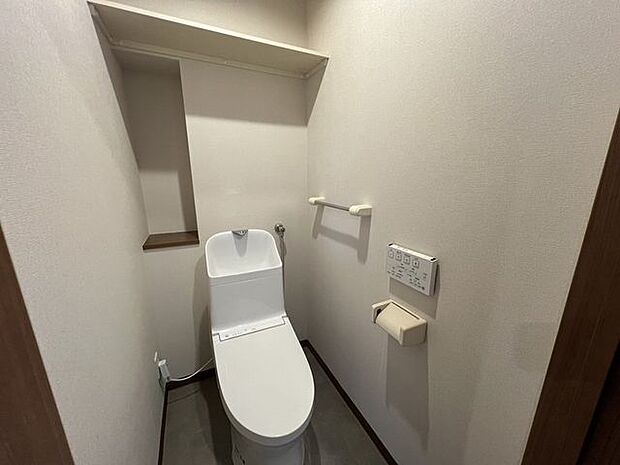 新品交換済みのトイレ♪インテリアや収納に使える棚があります。どんなインテリアにしようかワクワクしますね♪