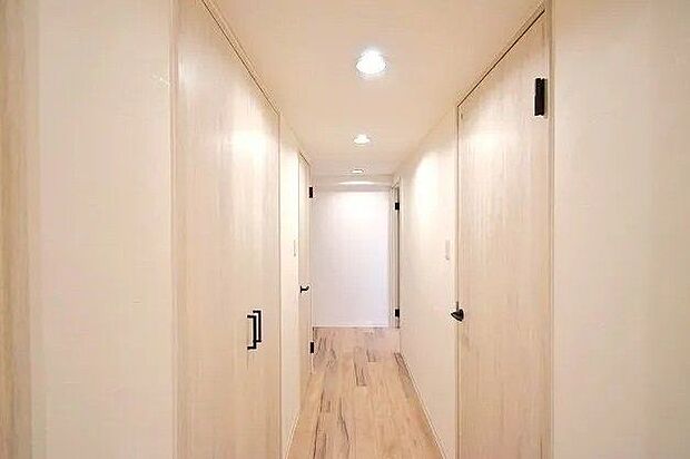 ◆廊下◆明るい廊下は、家の中を繋げる素敵な空間です☆シンプルながらも洗練されたデザインの廊下が印象的♪アートやインテリアを飾るのもおしゃれで映えますね！ダウンライトで高級感も演出してくれます☆