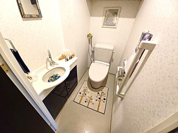 ■温水便座付きトイレ■ＱＯＬアップは清潔かつ快適なトイレ空間から♪上部には収納があり、お掃除道具やトイレットペーパーの保管にも便利です。いつでも清潔なトイレ空間が叶います。