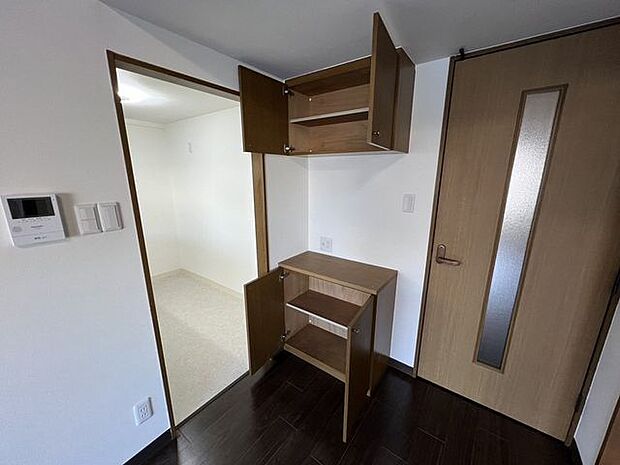 ■リビング収納■収納スペース。効率的に使える棚や引き出しは、日常の小物整理に最適。お部屋がが、美しく整頓された空間となり生活の便利さをサポートします。