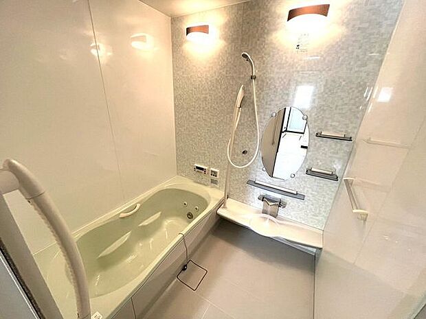 ◆バスルーム◆白を基調とした落ち着きのあるバスルーム♪鏡があるので洗い残しもチェックもできますね！シャワーの固定器具に引っ掛けて吊下げるタイプのシャワーラックで、高さも変更可能になっています☆