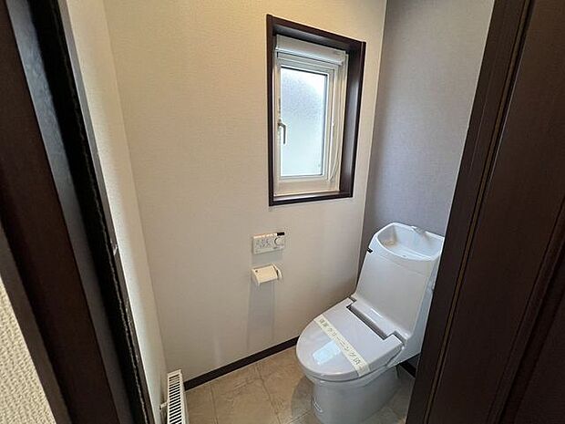 ◆2Fトイレ◆2Fにもトイレあります♪両階にあるので、朝の忙しい時間帯にも嬉しいですね！窓付きなので、空気の入れ替えも行えます☆パネルヒーターつきで、寒さの厳しい北海道の冬にも完全対応！