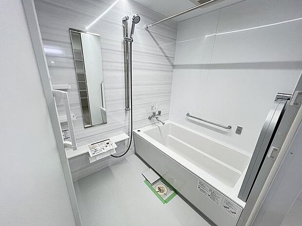 ■1坪ユニットバス■白で統一された清潔感のある1坪ユニットバス。毎日の入浴が贅沢な時間に変わります。また、上部にポール付ければ悪天候の日にも洗濯物が干せます！