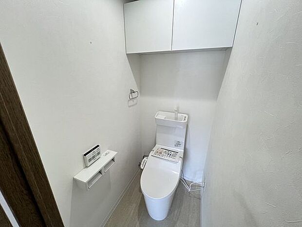■トイレ■白で統一されたトイレは、清潔でスッキリとした雰囲気が特徴です。上部収納もあり、お掃除道具などを目につかないところに隠せるのもポイント。