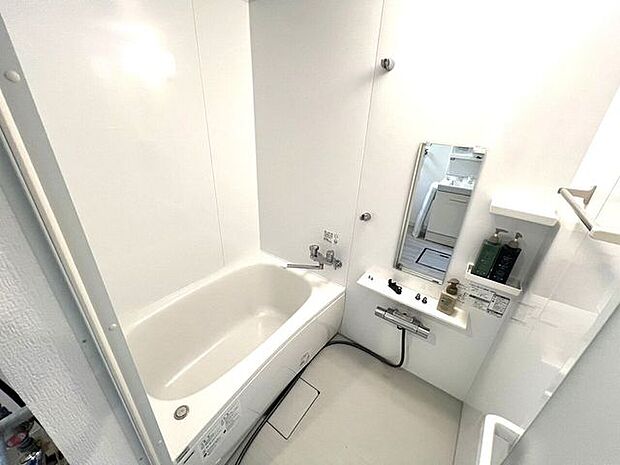 ◆浴室◆白を基調とした落ち着きのあるバスルーム♪縦長の鏡で全身チェックもできちゃいます！シャワーの固定器具に引っ掛けて吊り下げるタイプのシャワーラックで、高さもお好みで二段階に変更可能☆