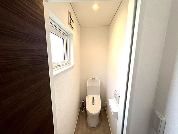 ◆トイレ◆温水洗浄便座付きトイレです♪衛生的で快適なトイレの利用を提供し、多くの人にとって日常の生活を向上させる便利な機能となっています！リモコン付きで操作も楽々☆窓付きなので換気もできます♪