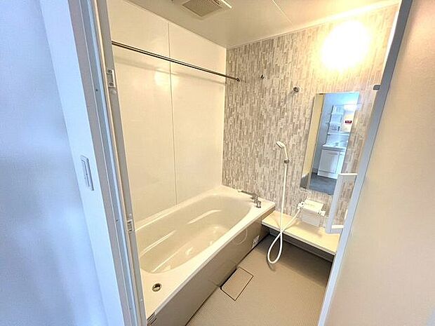 ◆浴室◆白を基調とした落ち着きのあるバスルーム♪縦長の鏡で全身チェックもできちゃいます！シャワーの固定器具に引っ掛けて吊り下げるタイプのシャワーラックで、高さもお好みで二段階に変更可能☆