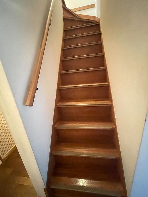 室内階段には手すりがついており安心安全です。