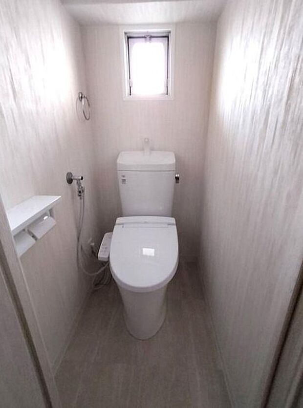 トイレには窓がありますので明るく換気もできます。
