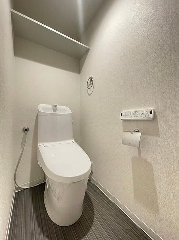 白を基調とした清潔感のあるトイレです。