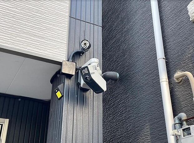 外には監視カメラ付きなので、防犯面も安心です。