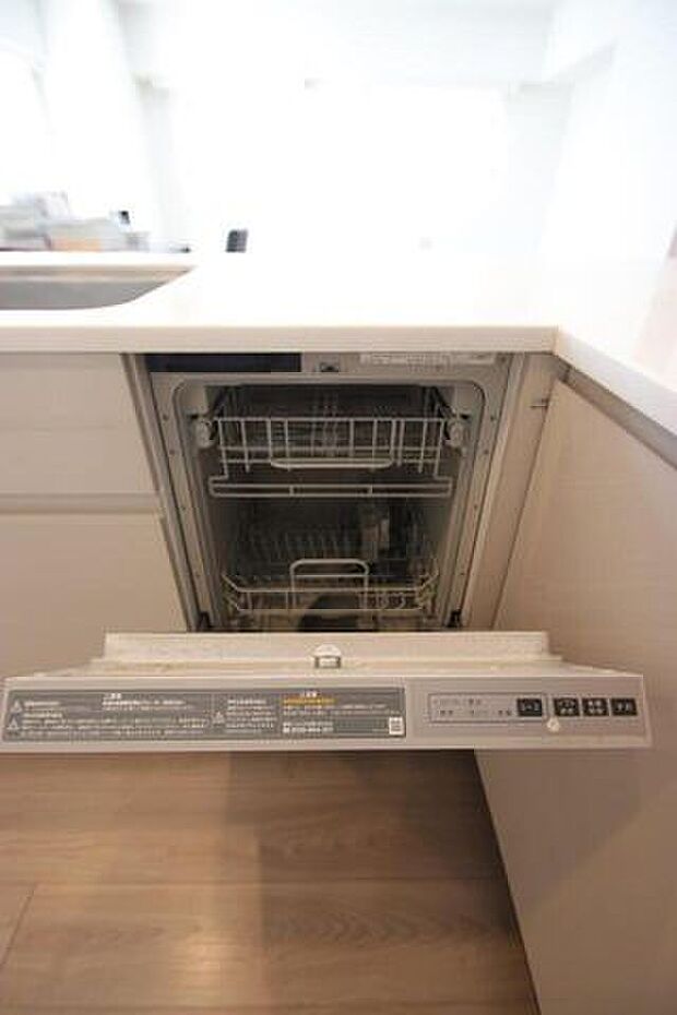 食洗機は食器が出し入れしやすい＋たくさん入るフロントオープンタイプです。