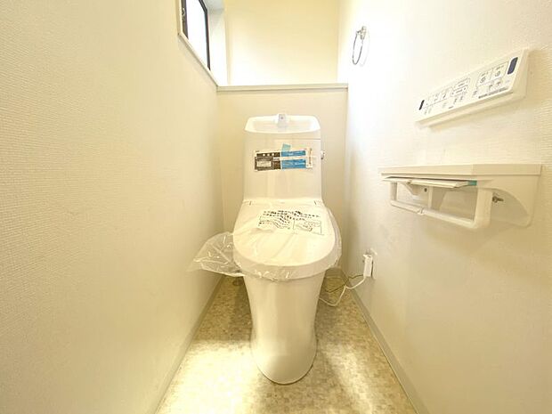 お掃除も楽々で寒い季節も安心してご使用いただけるリモコン操作の温水洗浄便座付きトイレです。