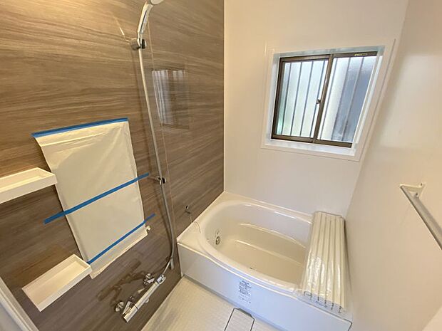 窓を完備した浴室は換気もしっかりでき衛生的です。