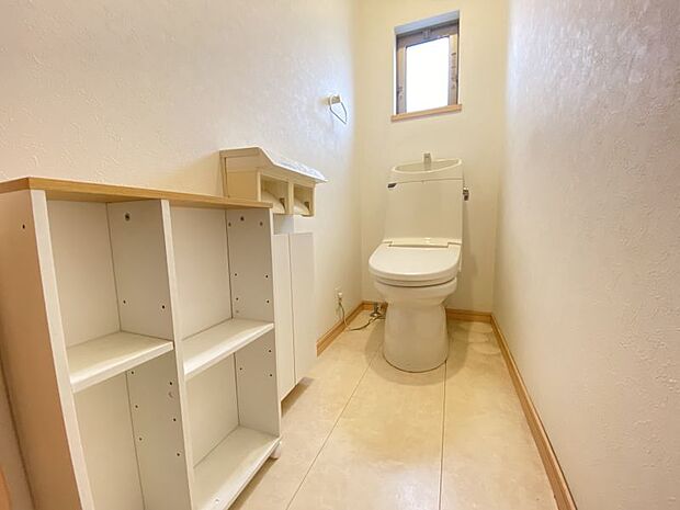 トイレには棚を完備しており、掃除道具等の収納にも便利です。