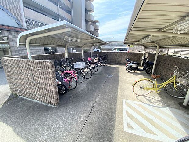 屋根付きの駐輪場です。ちょっとしたお出かけに便利な自転車も安心して置いておくことができます。