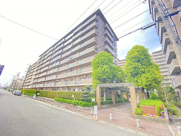 名鉄犬山線「岩倉」駅まで徒歩約7分！上小田井駅や名古屋駅まで直通で、名古屋市外でありながら便利な立地です。