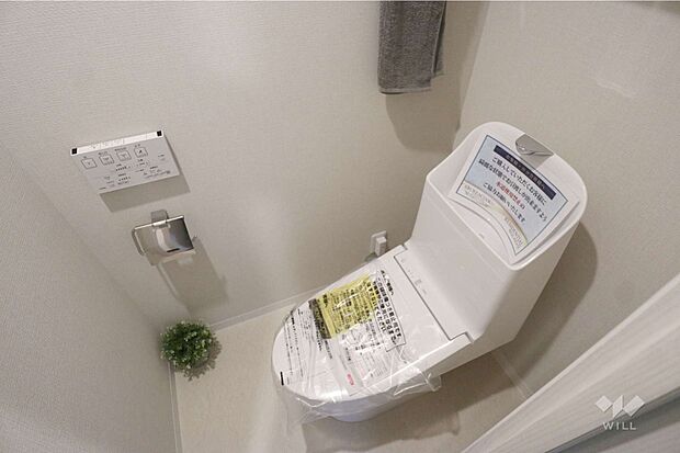 トイレ。温水洗浄便座つきなので清潔を保てます。壁紙交換などのちょこっとリフォームもご提案できます。