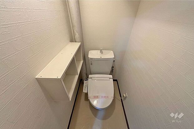 トイレです。小棚がございますので、トイレットペーパーの備品等の収納も可能です。
