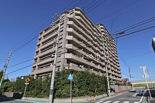 ライオンズガーデン大曽根の外観（南側から）。地下鉄上飯田千「上飯田」駅徒歩12分、総戸数111戸、管理状況良好なマンションです。