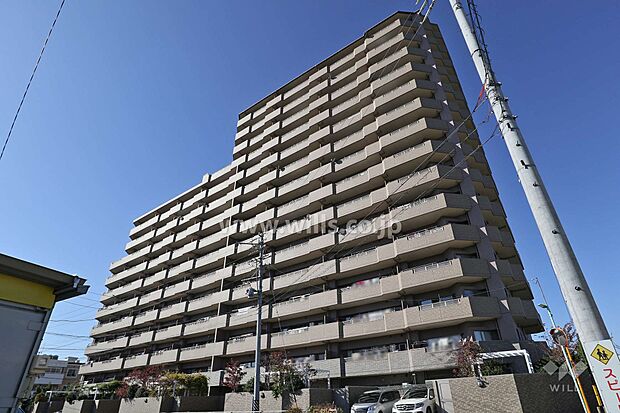 ライオンズガーデン大曽根の外観（東側から）。地下鉄上飯田千「上飯田」駅徒歩12分、総戸数111戸、管理状況良好なマンションです。